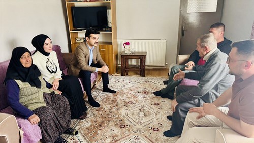 Kaymakamımız Sn. Muhammet ÇINARKA ve eşi Hidayet Nur Hanımefendi; Ramazan Bayramı vesilesiyle aziz şehitlerimiz ailelerini ziyaret etti.