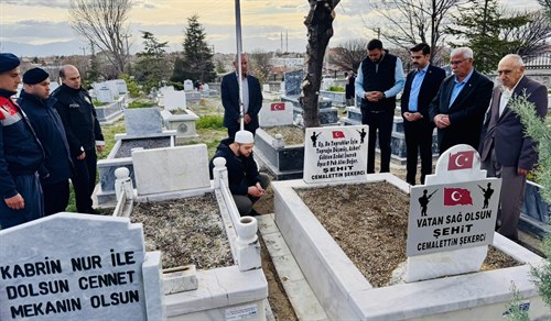 Kaymakamımız Sn. Muhammet ÇINARKA ve beraberindeki heyet, Ramazan Bayramı Arifesi vesilesiyle aziz şehitlerimizin kabirlerini ziyaret etti.