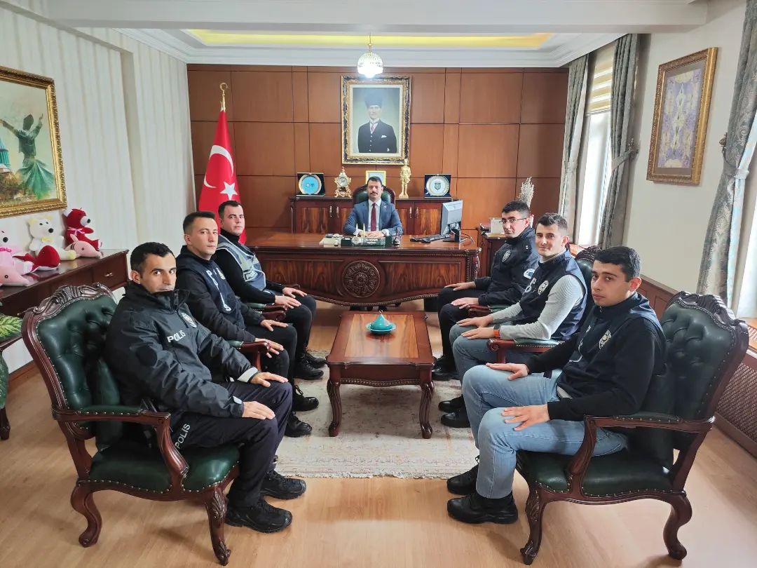 İlçe Emniyet Amirliğine Yeni Atanan Polis Memurları, Kaymakamımız Sayın İsa Bertan' ı Makamında Ziyaret Etti.